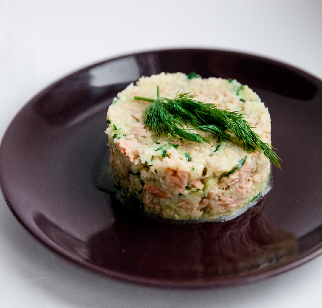 Рыбный салат с отварным рисом