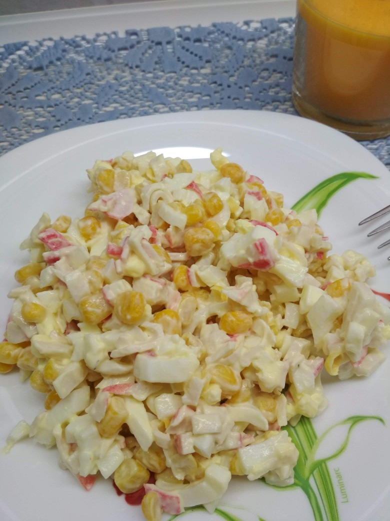 Салат с кукурузой и крабовыми палочками