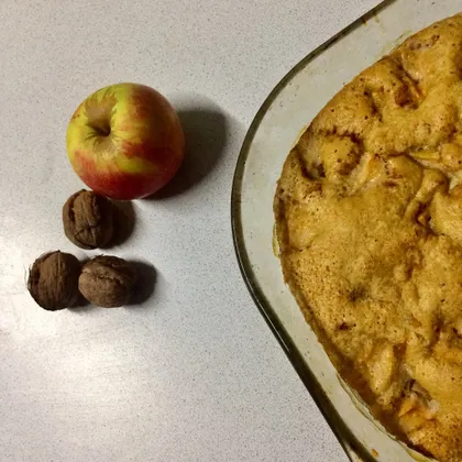 Пирог с корицей, яблоками и орехами
