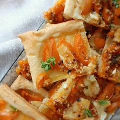 Пирог с абрикосами и камамбером