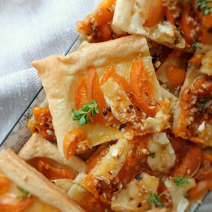 Пирог с абрикосами и камамбером