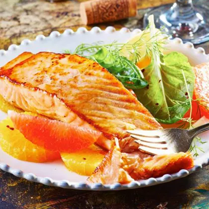 Филе лосося с салатом из цитрусов