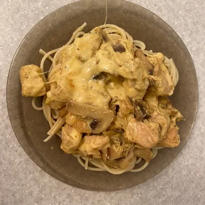 Спагетти с грибами и индейкой под сметаной и сыром