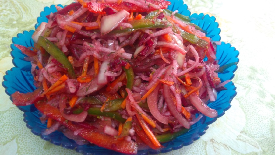 Пикантный салат с дайконом, морковью и маринованным луком 🥗
