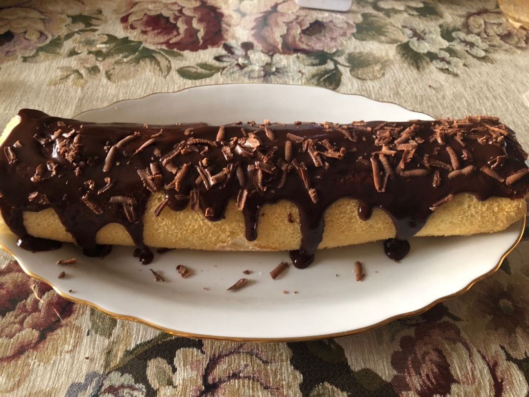 Рулет с клубникой и шоколадом