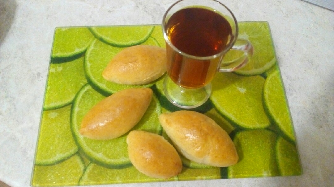 Пирожки печёные с луком пореем
