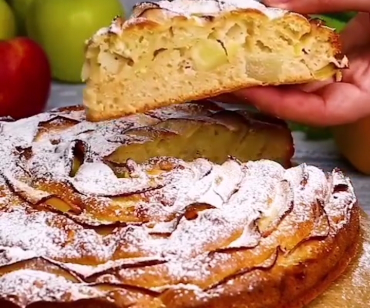 Пышная шарлотка с яблоками на кефире — намного вкуснее обычного бисквита: рецепт
