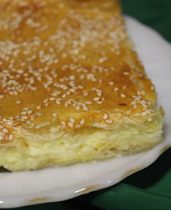 Луковый пирог с плавленым сыром