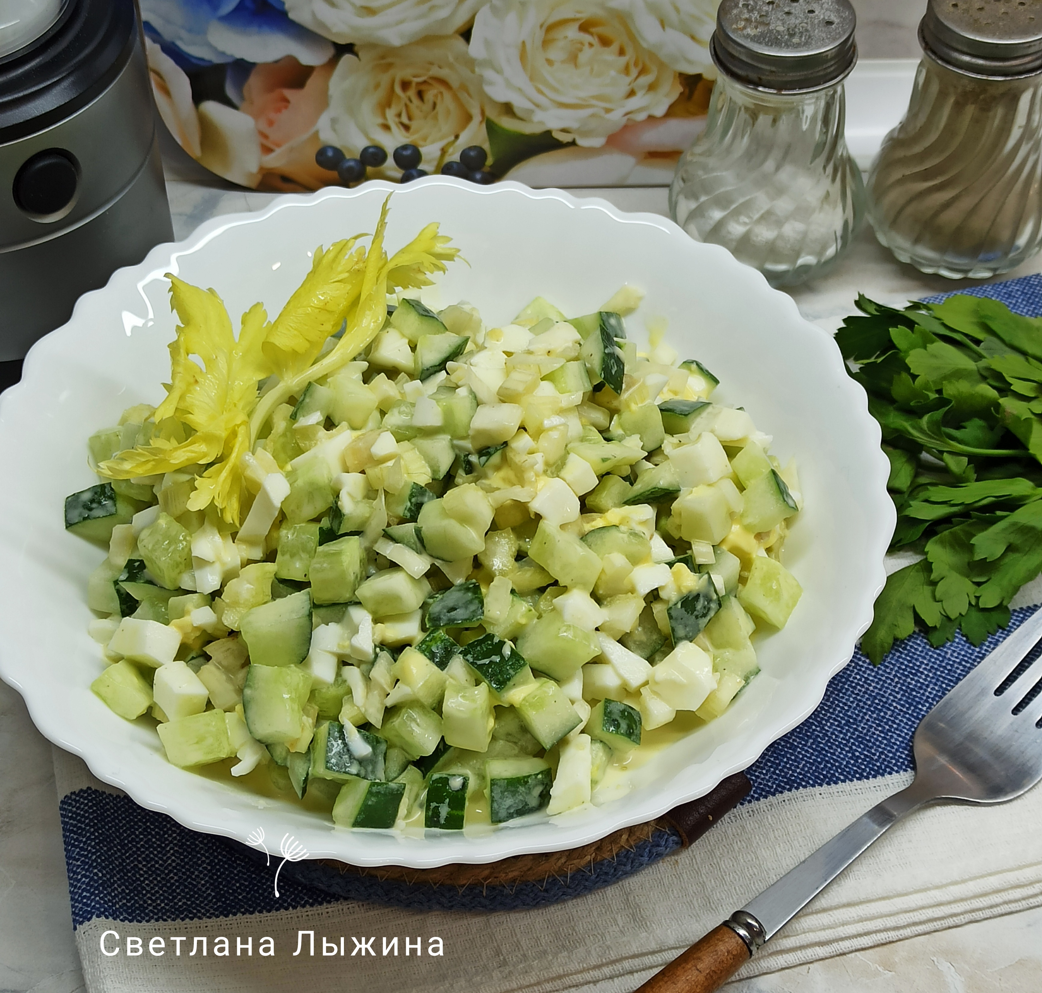 Салат с сельдереем, огурцами и яйцами