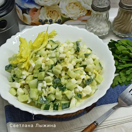 Салат с сельдереем, огурцами и яйцами