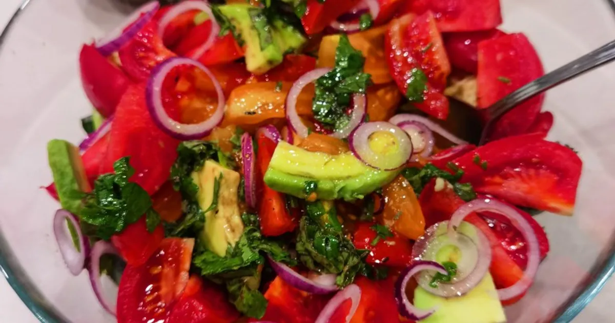 Слоёный салат из огурцов и помидоров | Best salad recipes, Cucumber salad, Salad