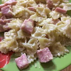 Макароны в сливках с колбаской и сыром