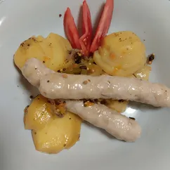 Тушенный картофель с овощами с купатами