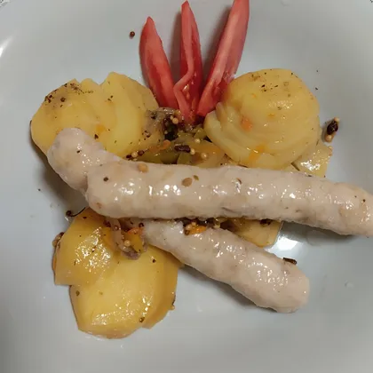 Тушенный картофель с овощами с купатами