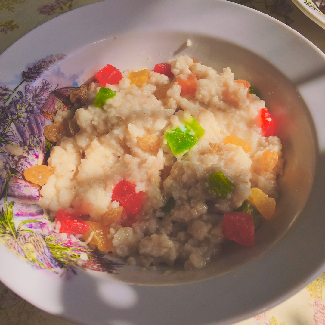 Овсяная каша с цукатами и изюмом