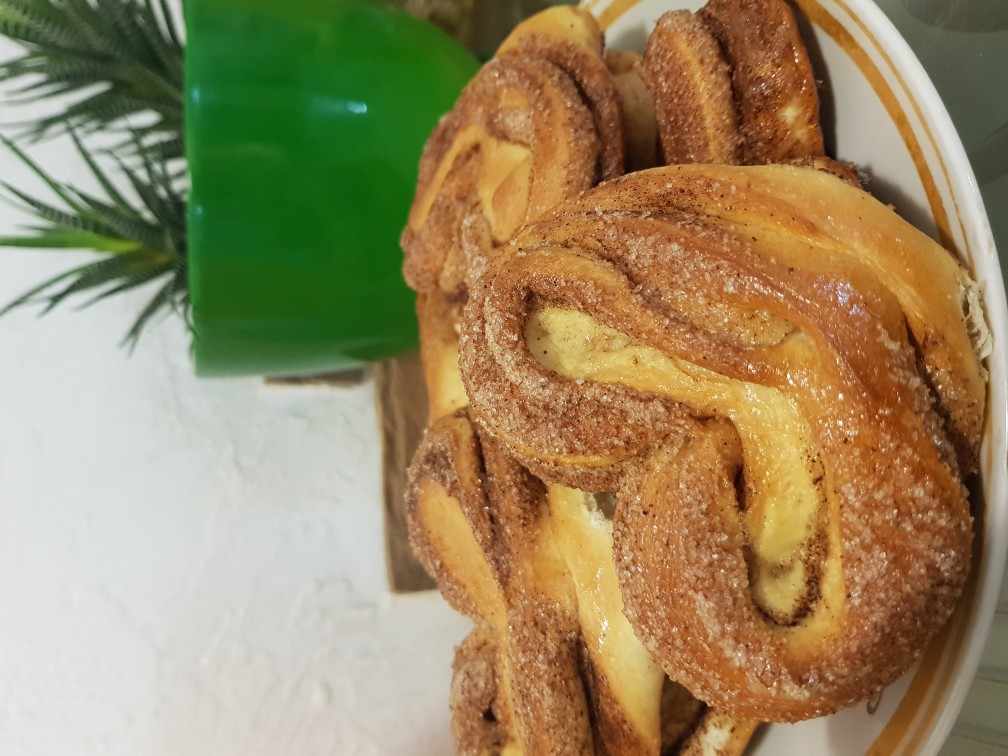 Плюшки с сахаром и корицей