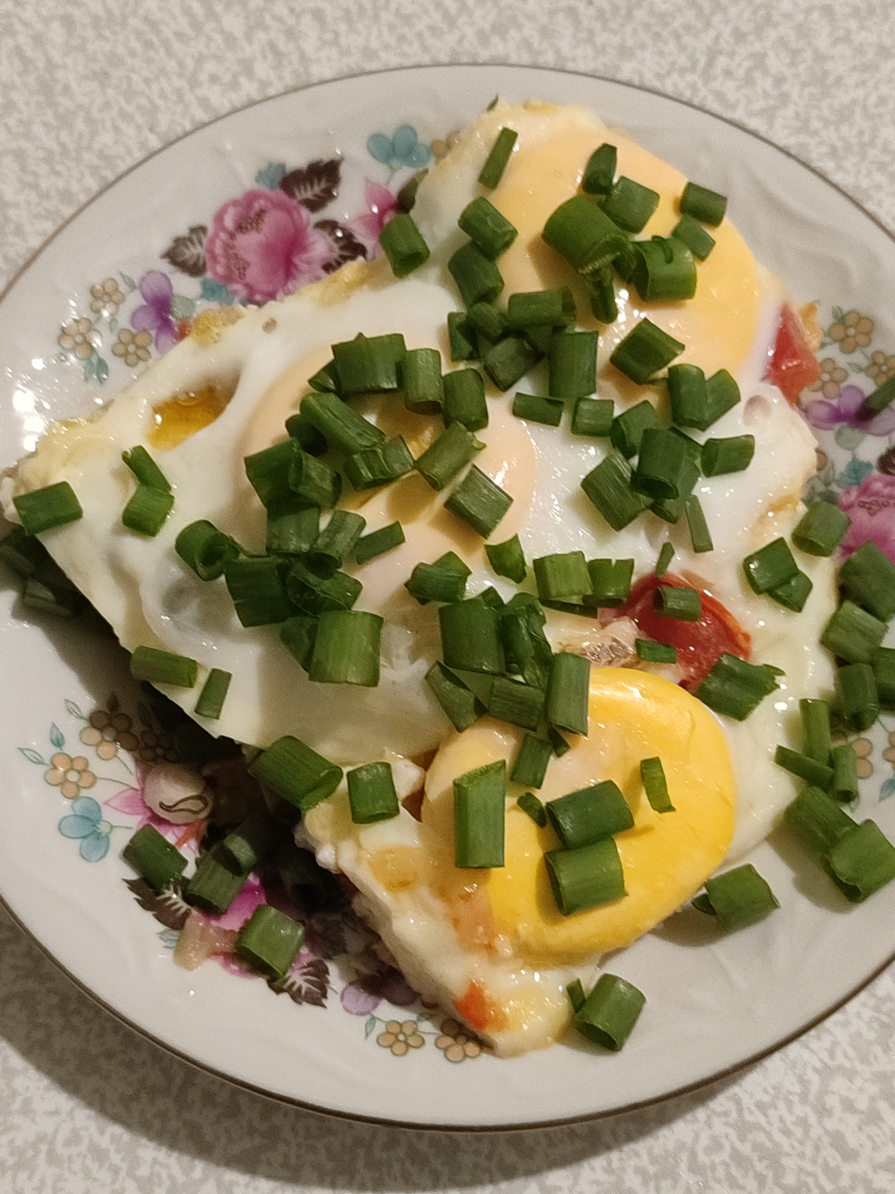 Яичница с грибами, помидорами и луком