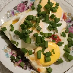 Яичница с грибами, помидорами и луком