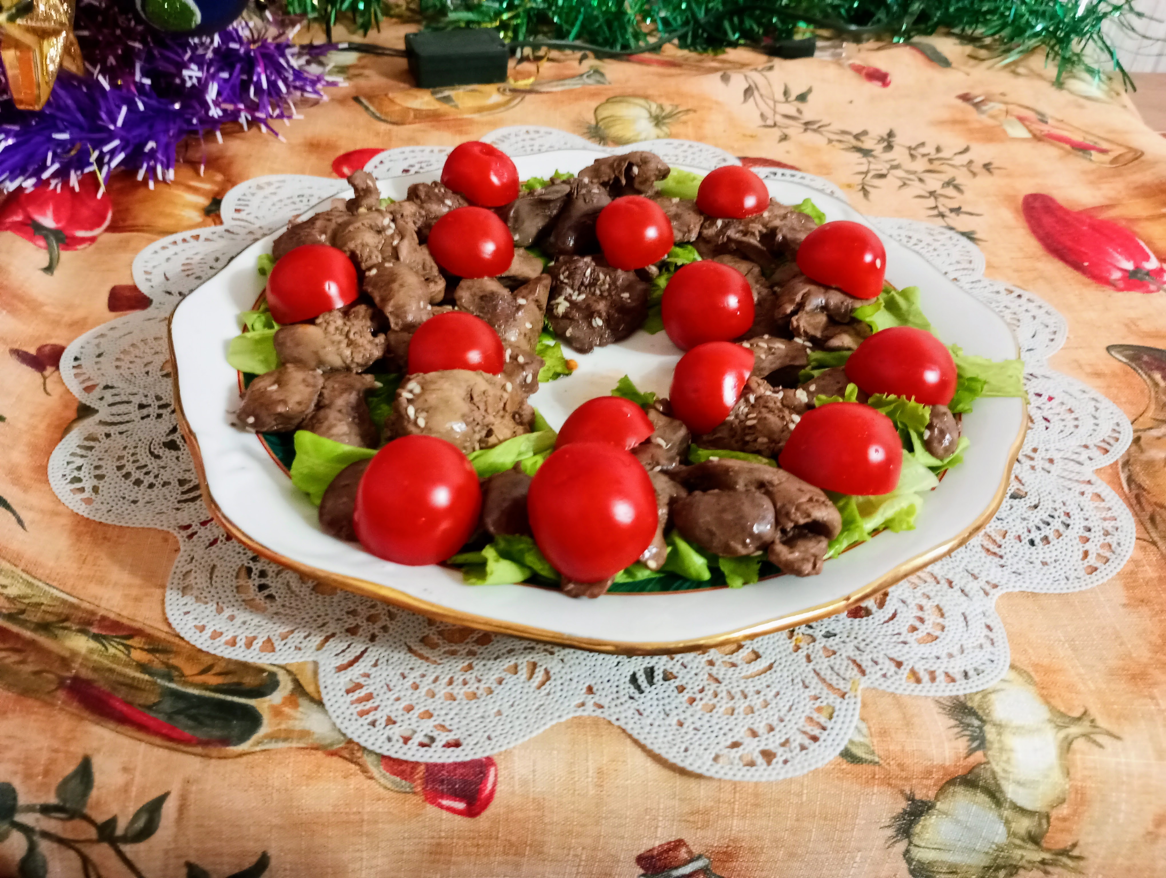 Салат "Рождественский венок" с куриной печенью