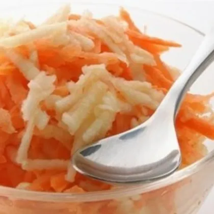 Морковный салат с яблоком и сметаной