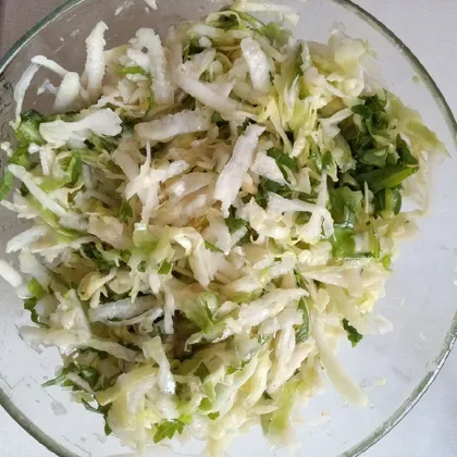 Салат с рукколой, капустой и сельдереем