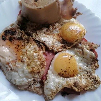 Жареные яйца с колбасой и мозговой косточкой. Мужской завтрак