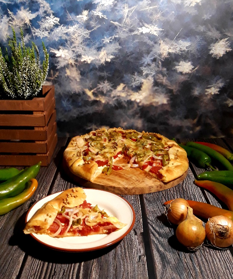 Галета с помидорами, острым перцем, луком и сыром 🍅🌶🧀🍷