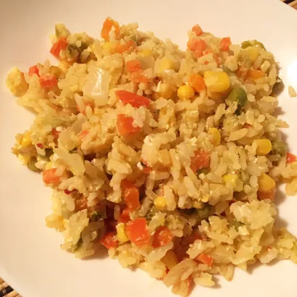 Жареный рис с овощами в кисло-сладком соусе