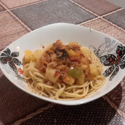 Спагетти с пряным соусом и фаршем