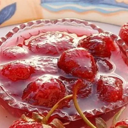 Варенье клубничное с нарезанными ягодами
