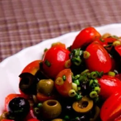 Легкий салат с помидорами, маслинами и оливками