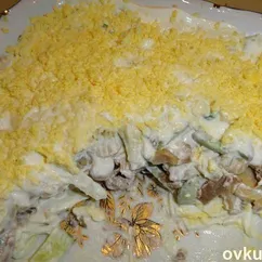 Салат из куриного филе, свежих огурцов и консервированных шампиньонов