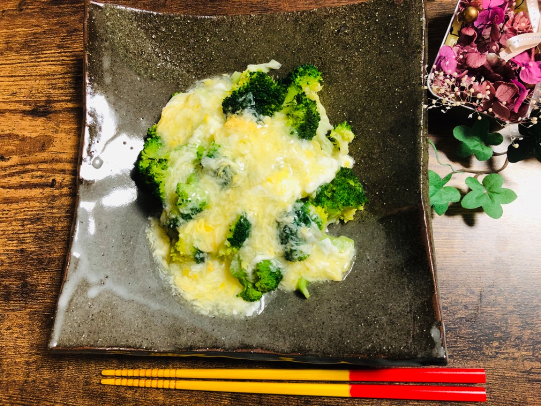 Брокколи под яичным соусом