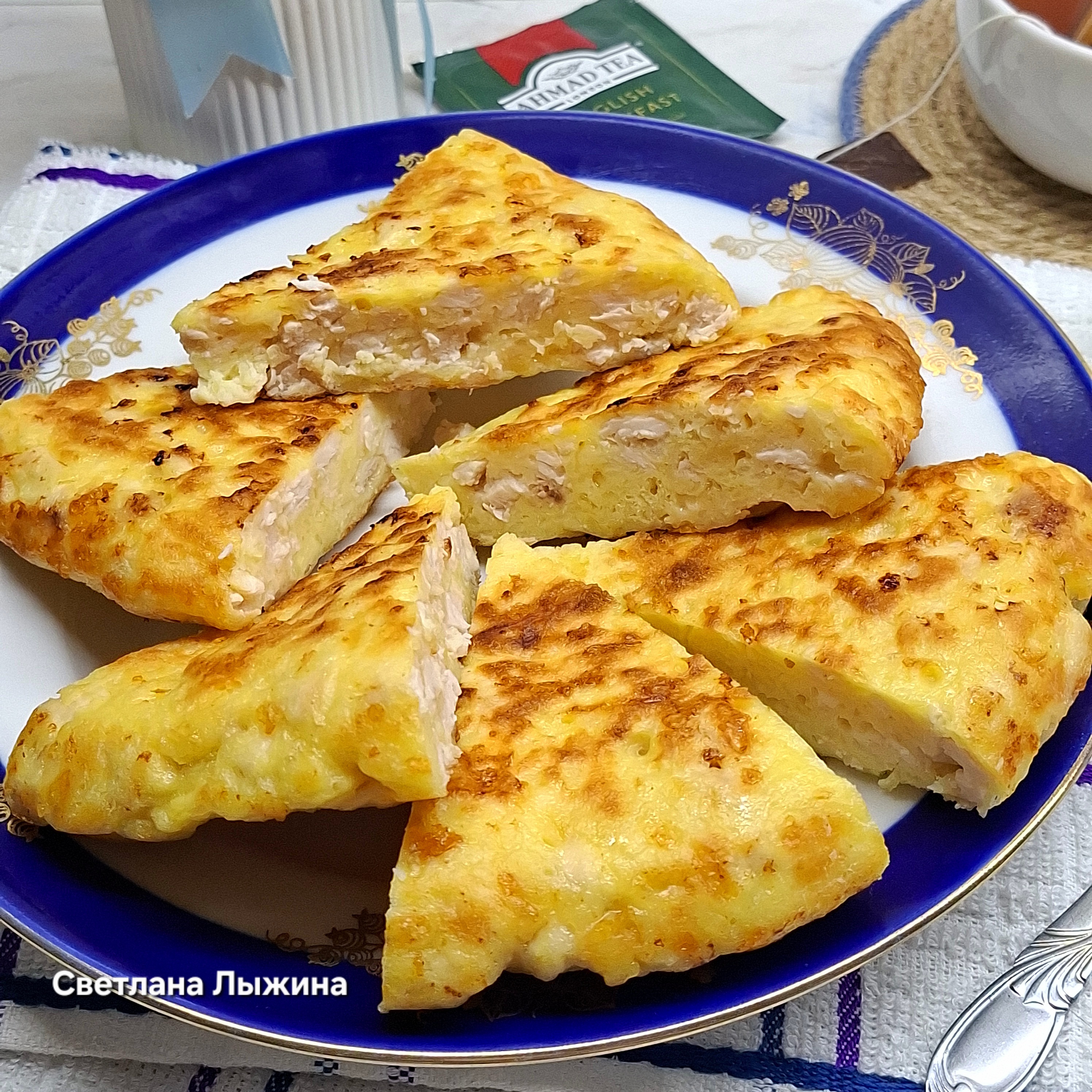 Пирог с курицей и картошкой на сковороде
