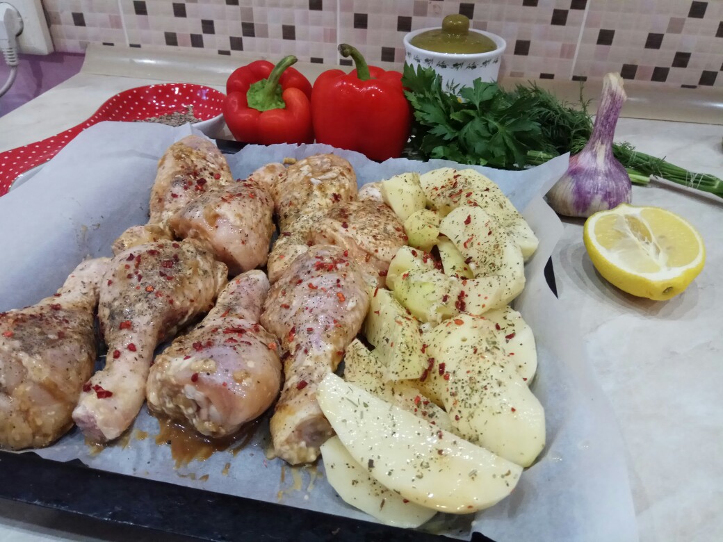 Запечённые куриные голени с картофелем