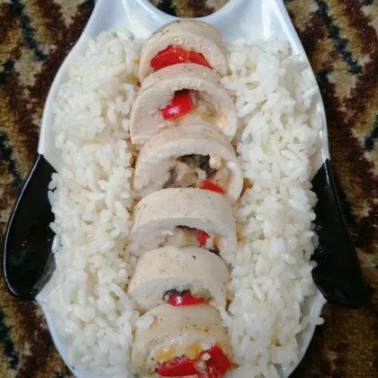 Фаршированный куриный рулет перцем, сыром и баклажаном с рисом