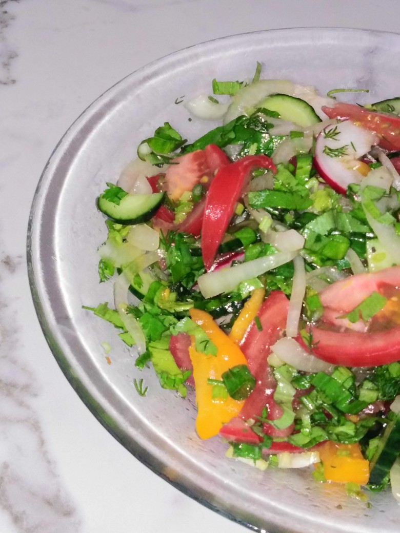 Весенний салат из свежих овощей с черемшой, снытью и редисом