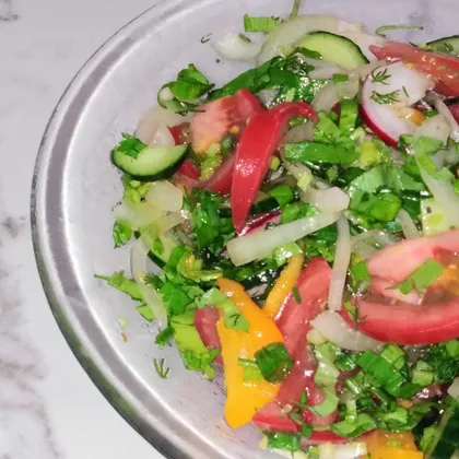 Весенний салат из свежих овощей с черемшой, снытью и редисом