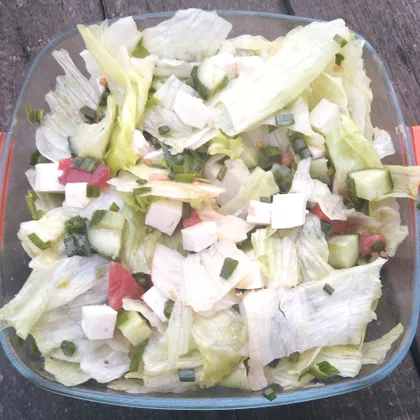 Лёгкий салат из айсберга, овощей и брынзы
