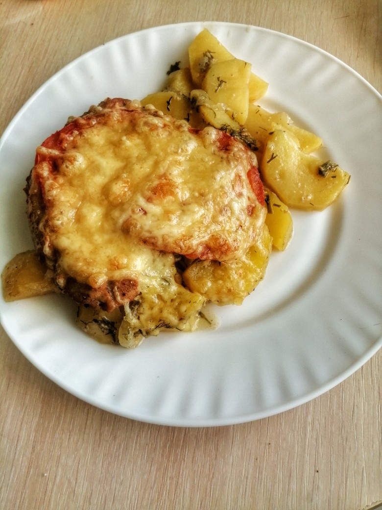 Свинина карбонад под сыром в духовке с картошечкой