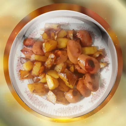 Сосиски с картошкой в соусе из яблок и томата