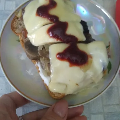 Горячий бутерброд с котлетой и грибами