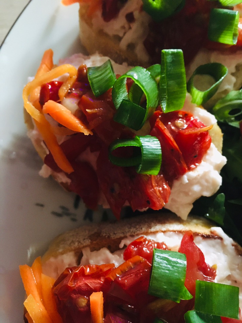 Брускетта с вялеными помидорами и мясом криля