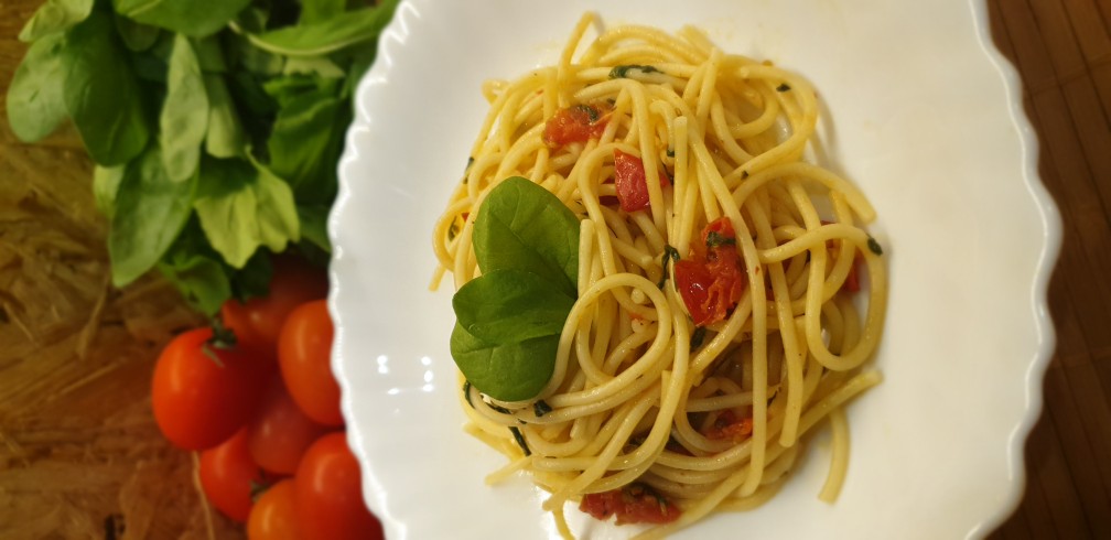 Спагетти с базиликом и черри