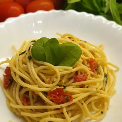 Спагетти с базиликом и черри