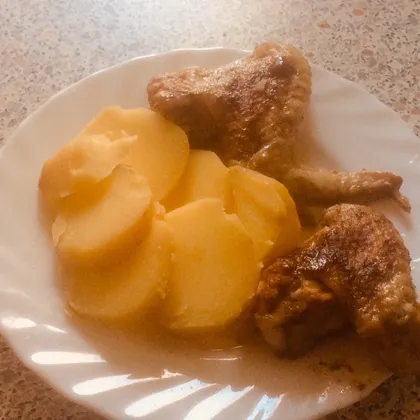 Отварной картофель с жареными куриными крылышками