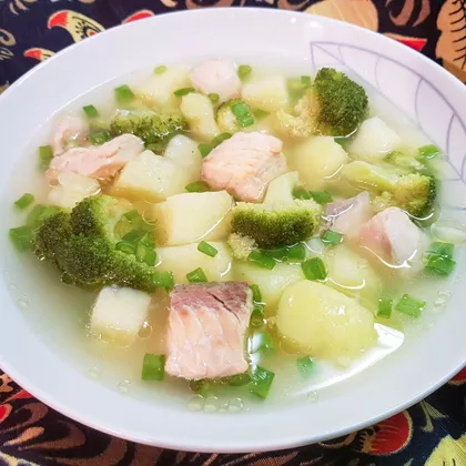 Лососевый суп с брокколи