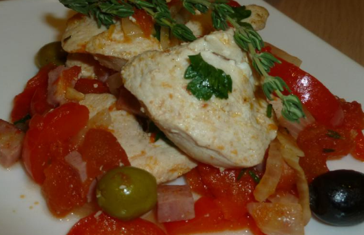 Курица с томатами и оливками