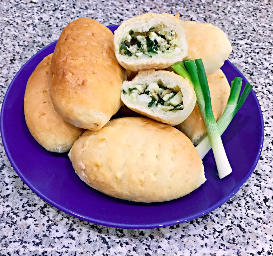 Жареные пирожки с рубленым яйцом и зеленым луком