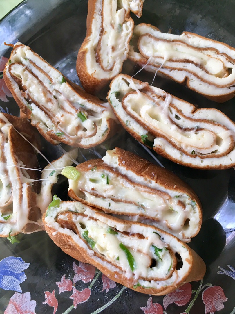 Яичные рулеты с сыром и зеленью